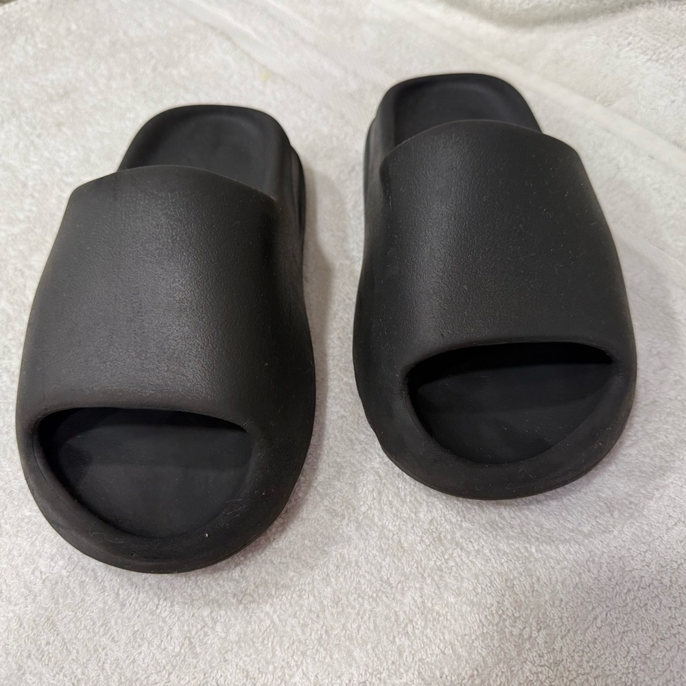 Kids Size 4 Youth Yeezy Onyx Black Slide Sandals - Picture 7 of 10